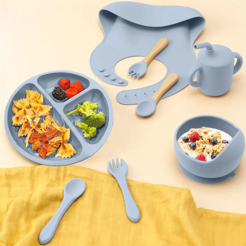 Kit- De Pratos e Talheres, com  babador e Tampa com Ventosa infantil  (8 peças)