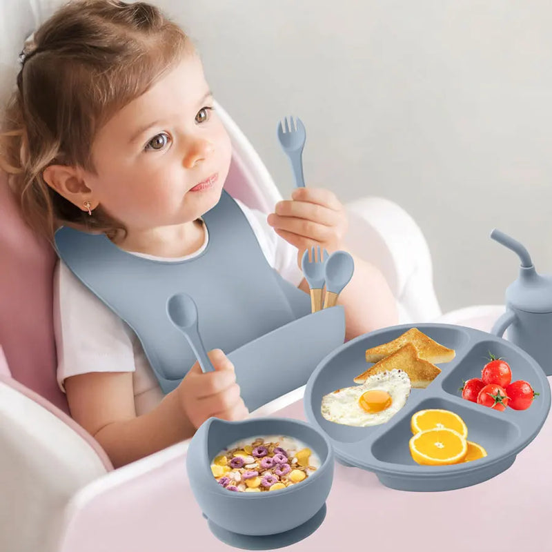 Kit- De Pratos e Talheres, com  babador e Tampa com Ventosa infantil  (8 peças)